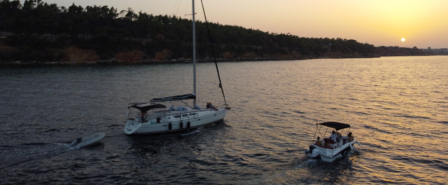 Beide Boote beim Sonnenuntergangs-Segeltörn auf Halkidiki